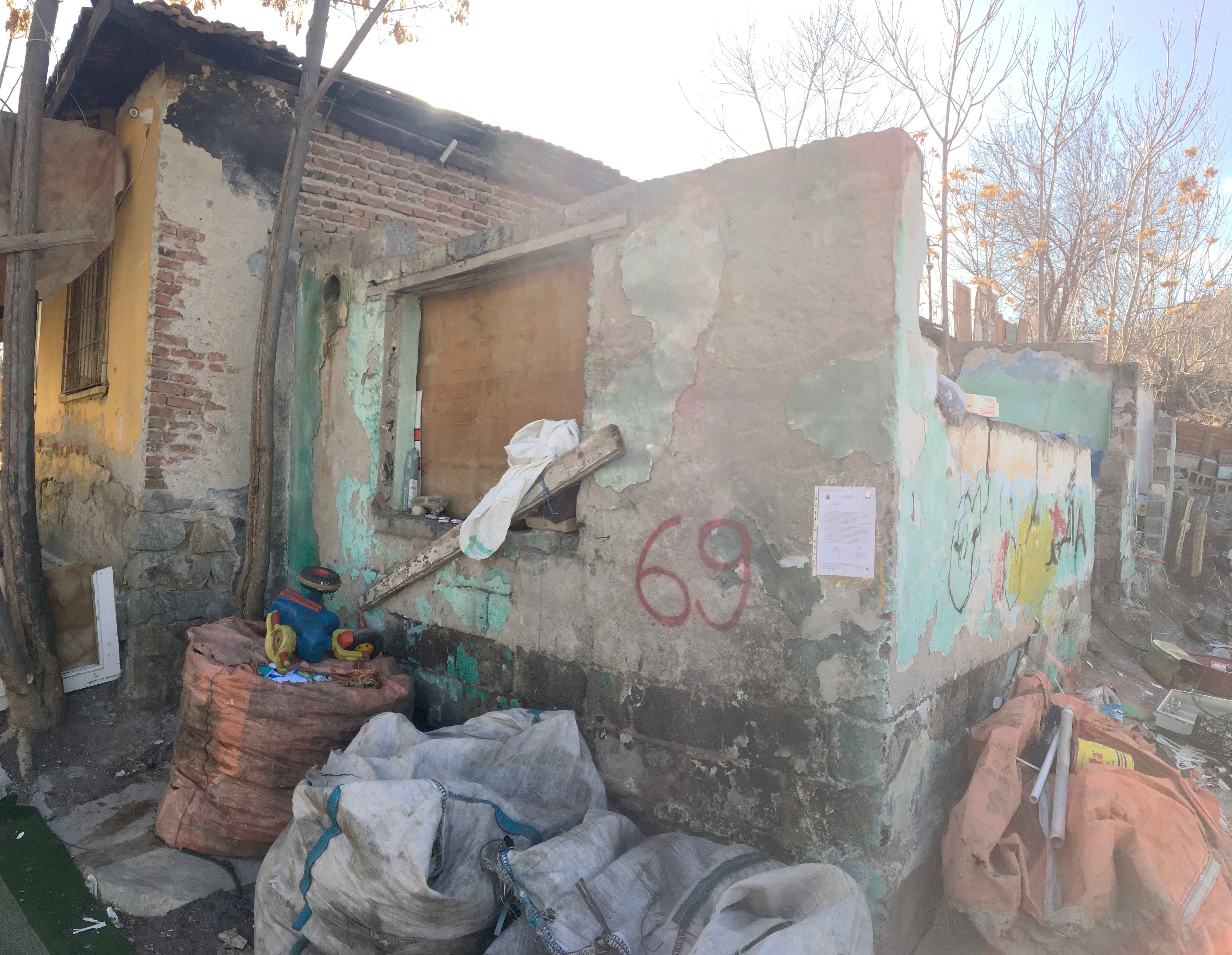 Demolition notice for the building located at Doğanşehir Küme Evleri No:203