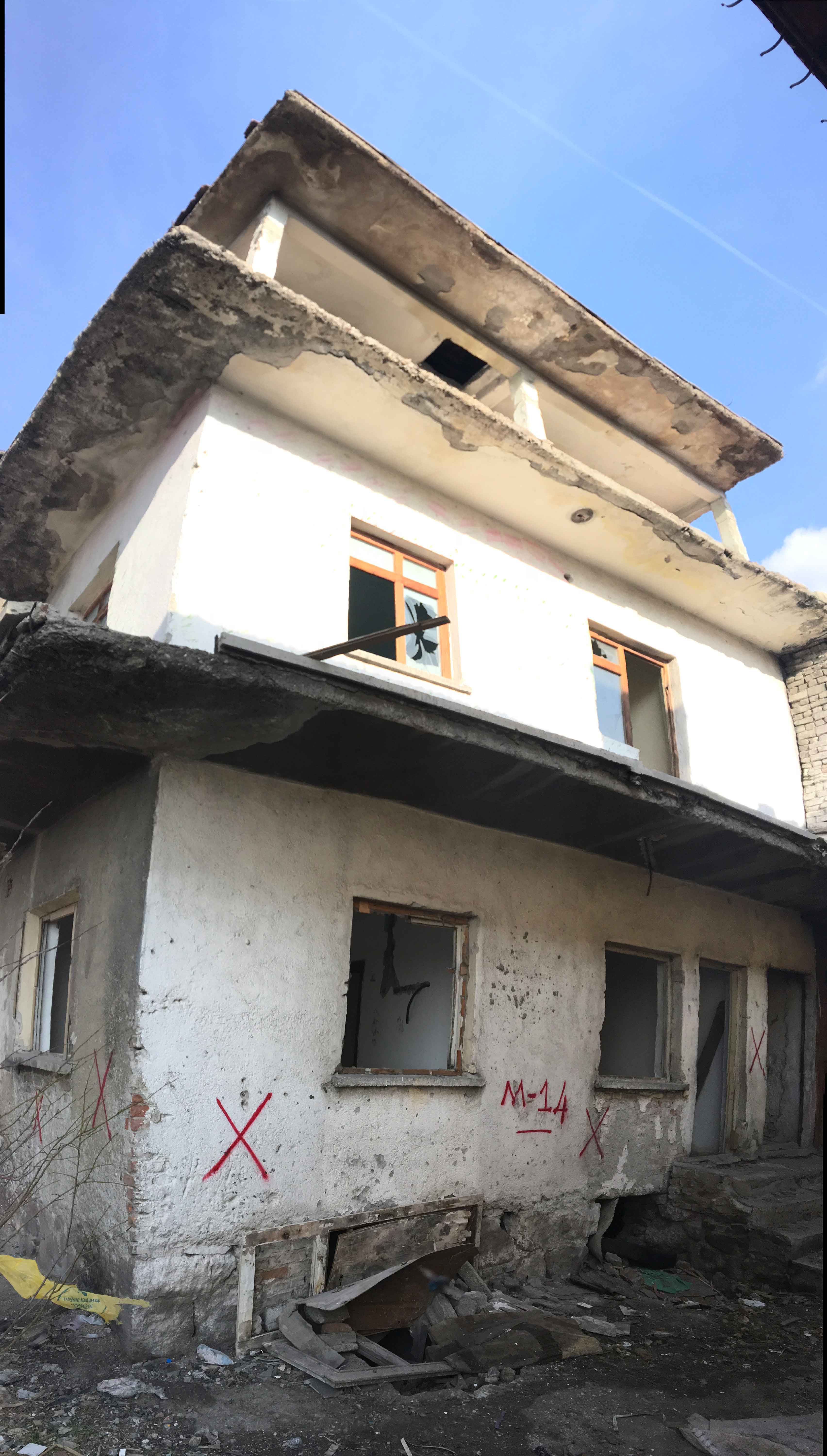Evacuation and demolition notice for the building located at Ulubey Mahallesi No:7/15