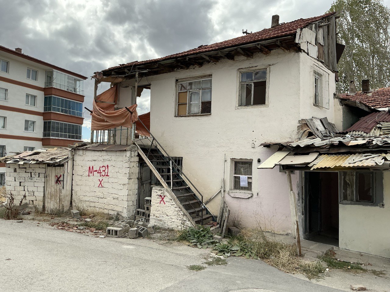 Demolition Notification next to Gültepe Mahallesi Tanıştıran Sokak No:27