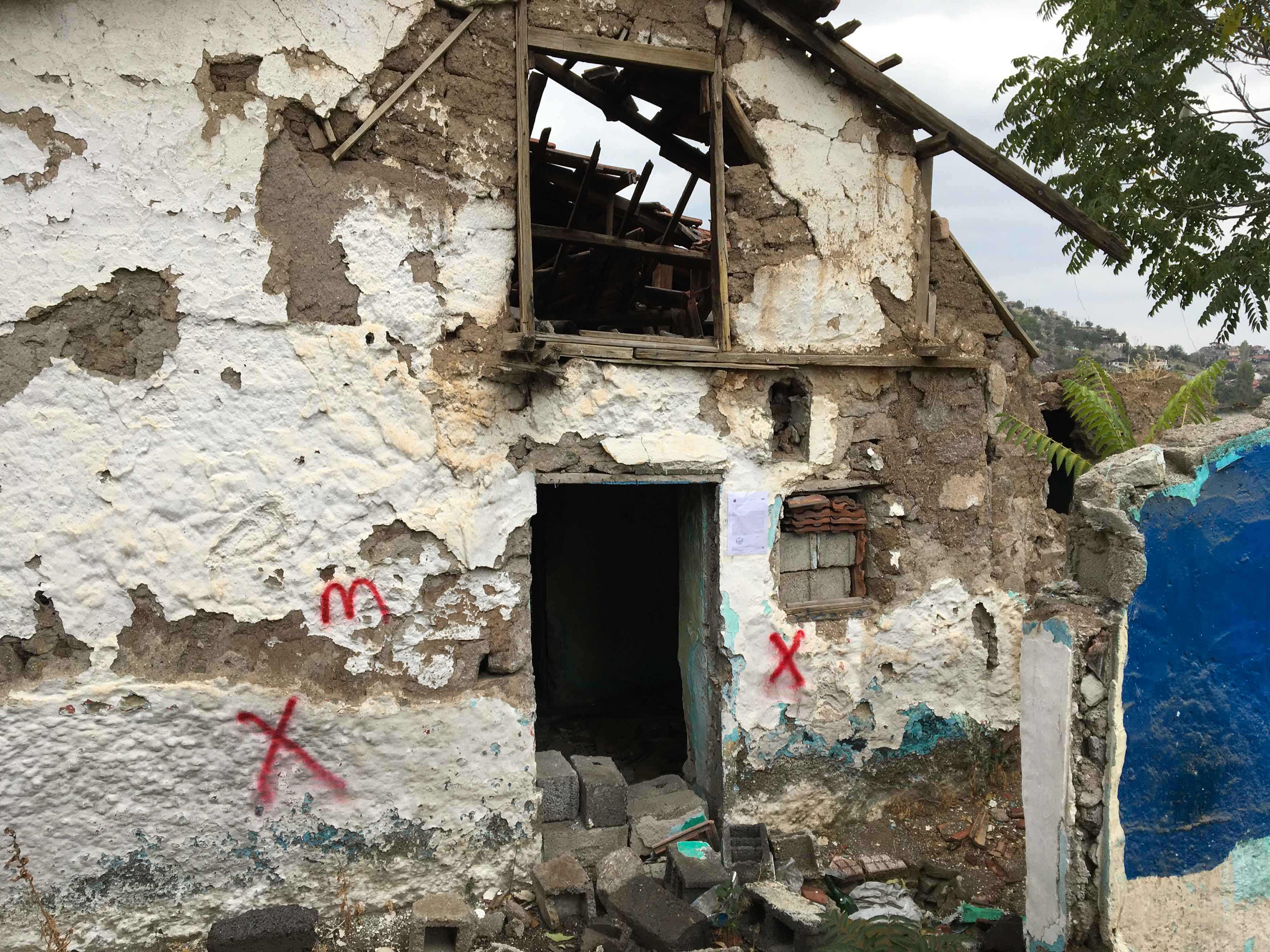 Evacuation and demolition notice for the building located on the corner of Doğuş Street and Tel Street in Gültepe District