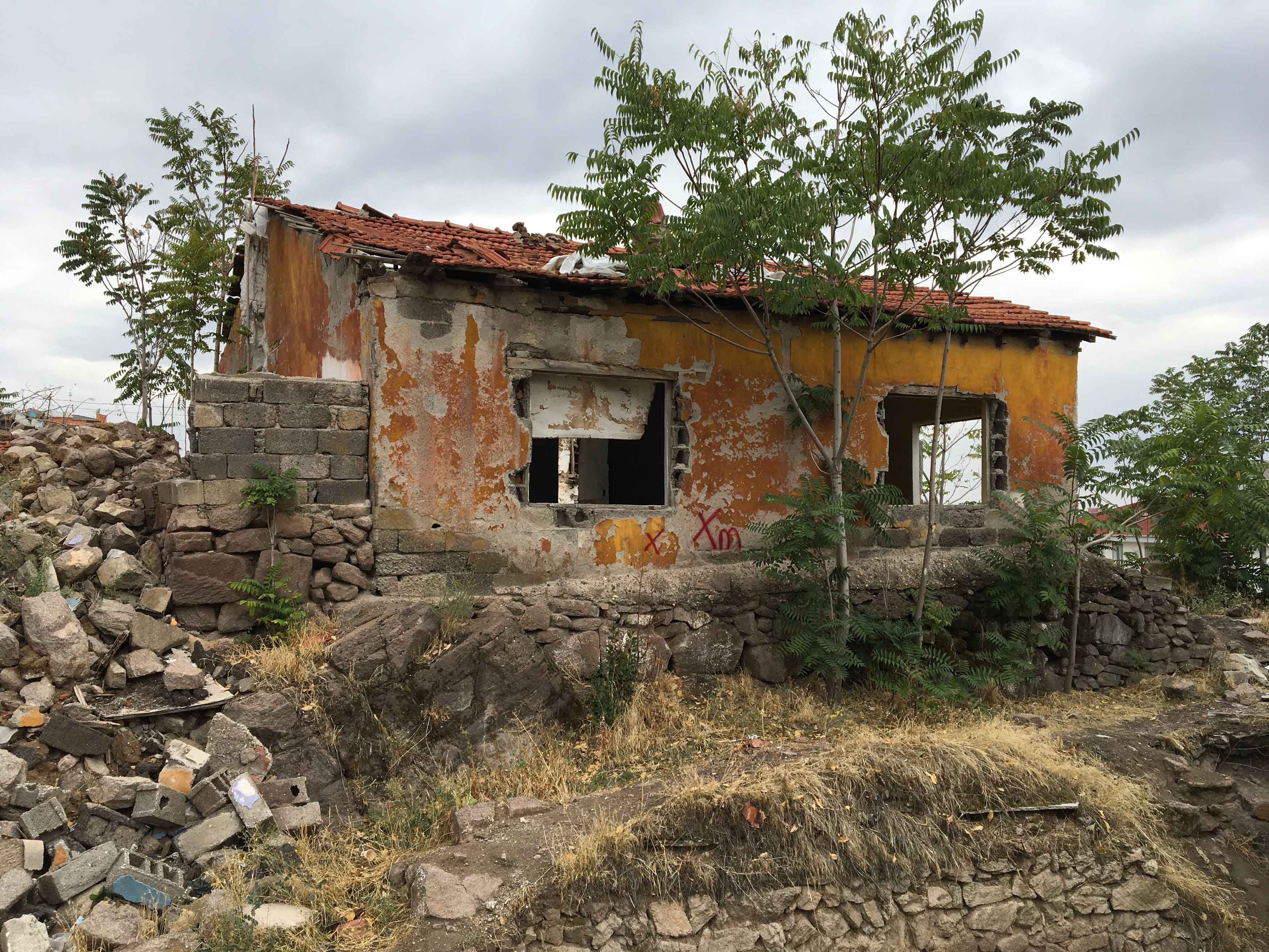 Evacuation and demolition notice for the building located on the corner of Doğuş Street and Tel Street in Gültepe District