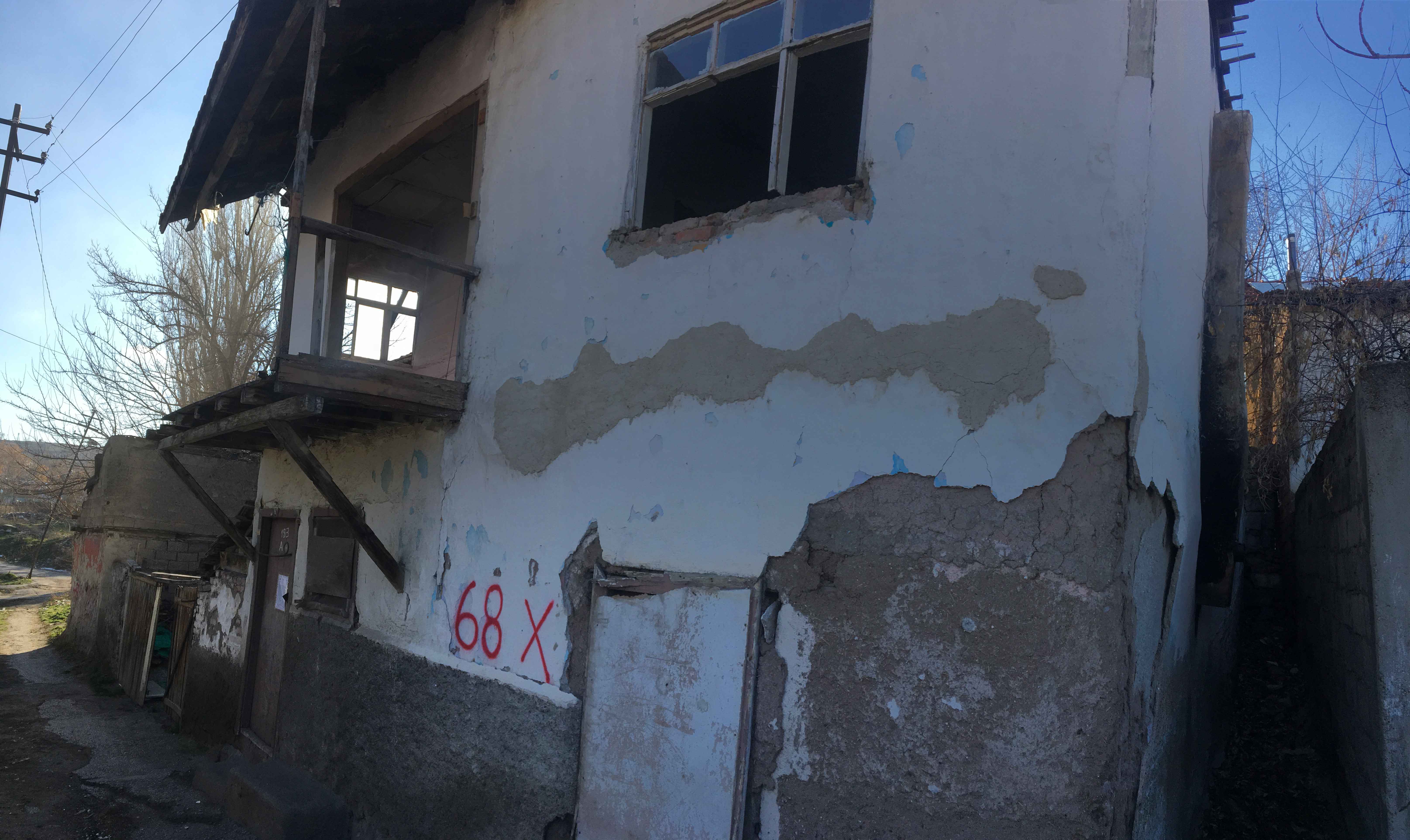 Demolition notice for the building located at Doğanşehir Küme Evleri No:183