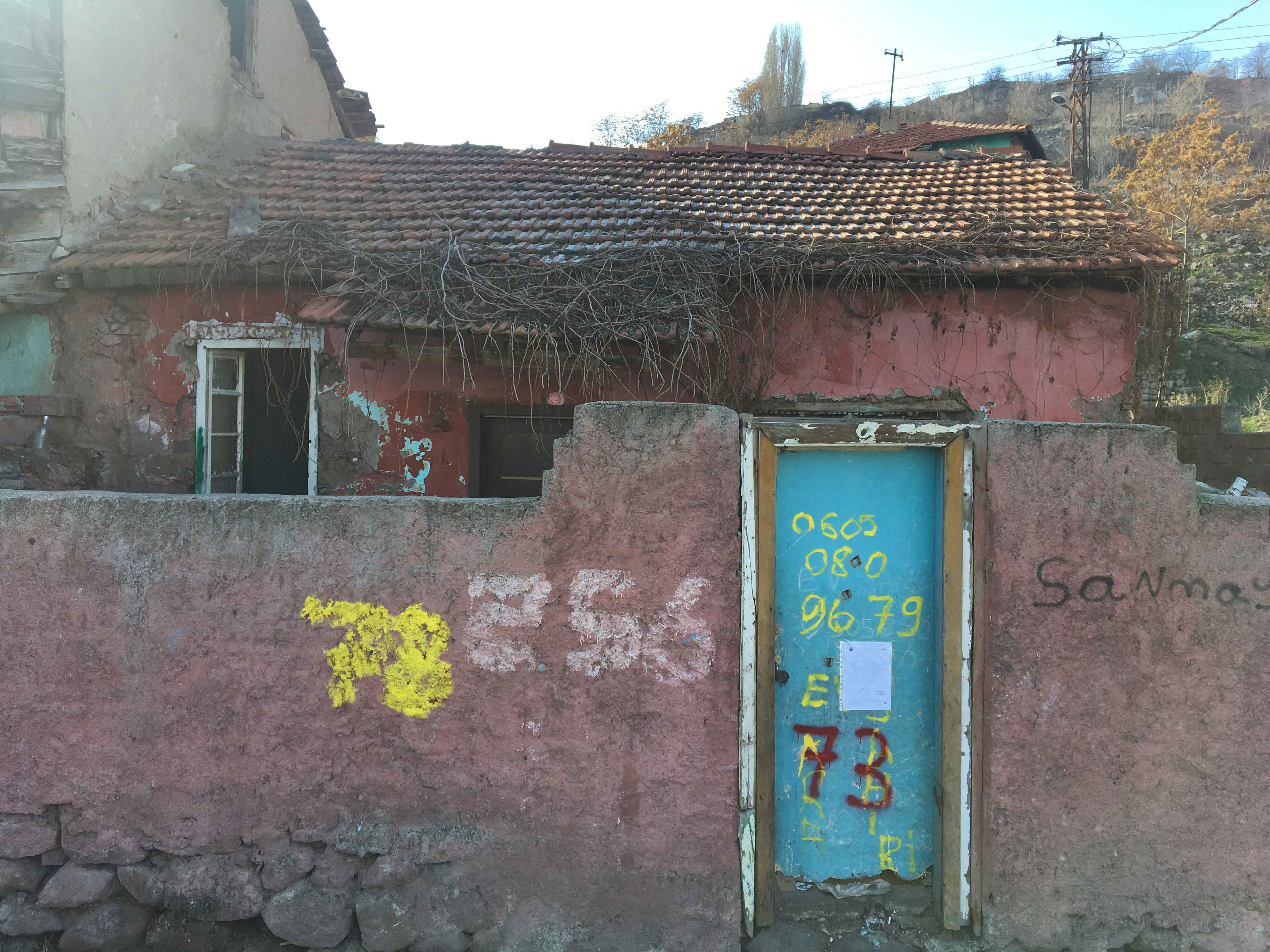 Eviction notice for the building located at Atıfbey Mahallesi 100 Sokak No:256