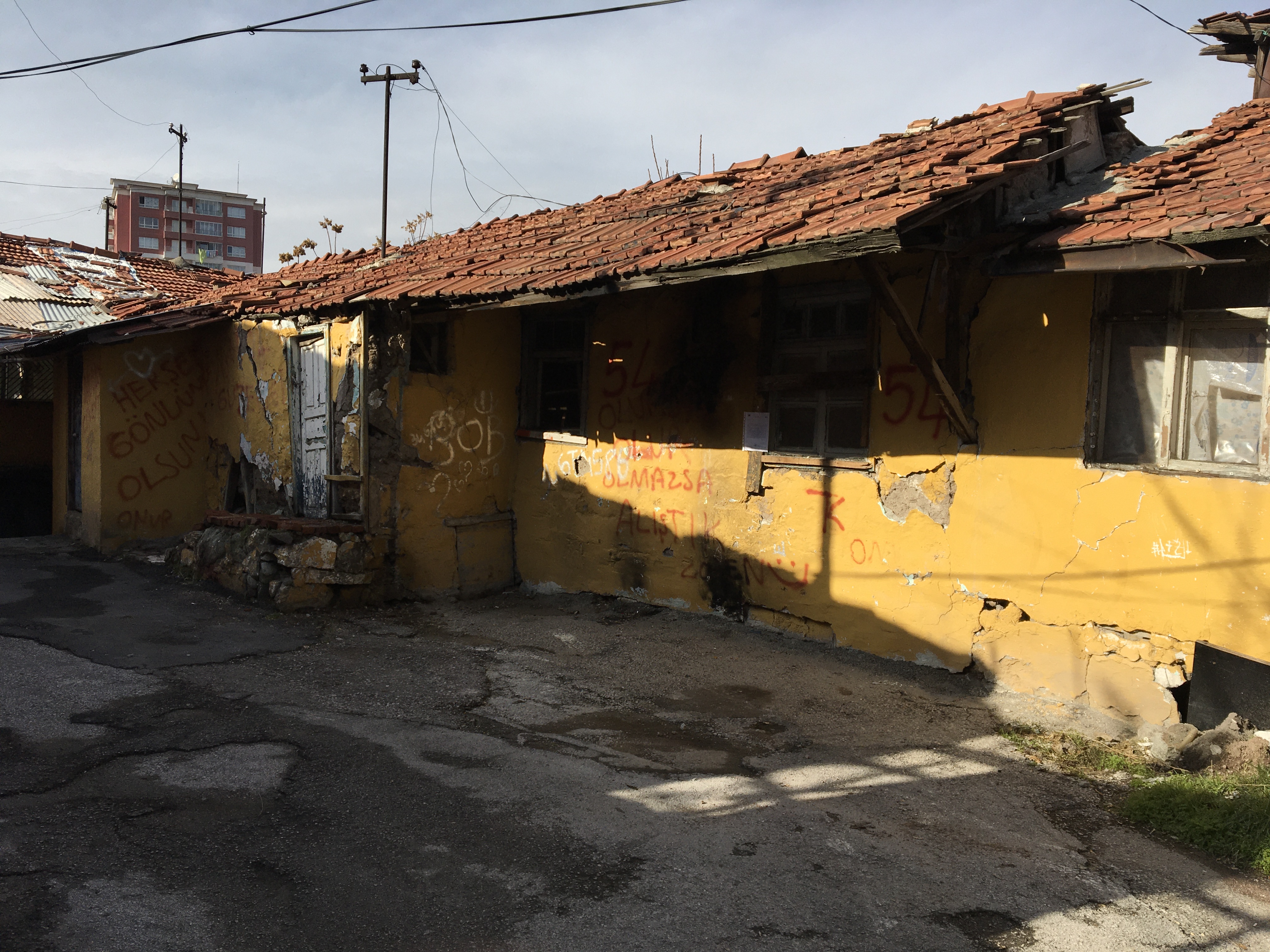 Evacuation and demolition notice for the building located at Atıfbey Mahallesi 100. Sokak No: 33