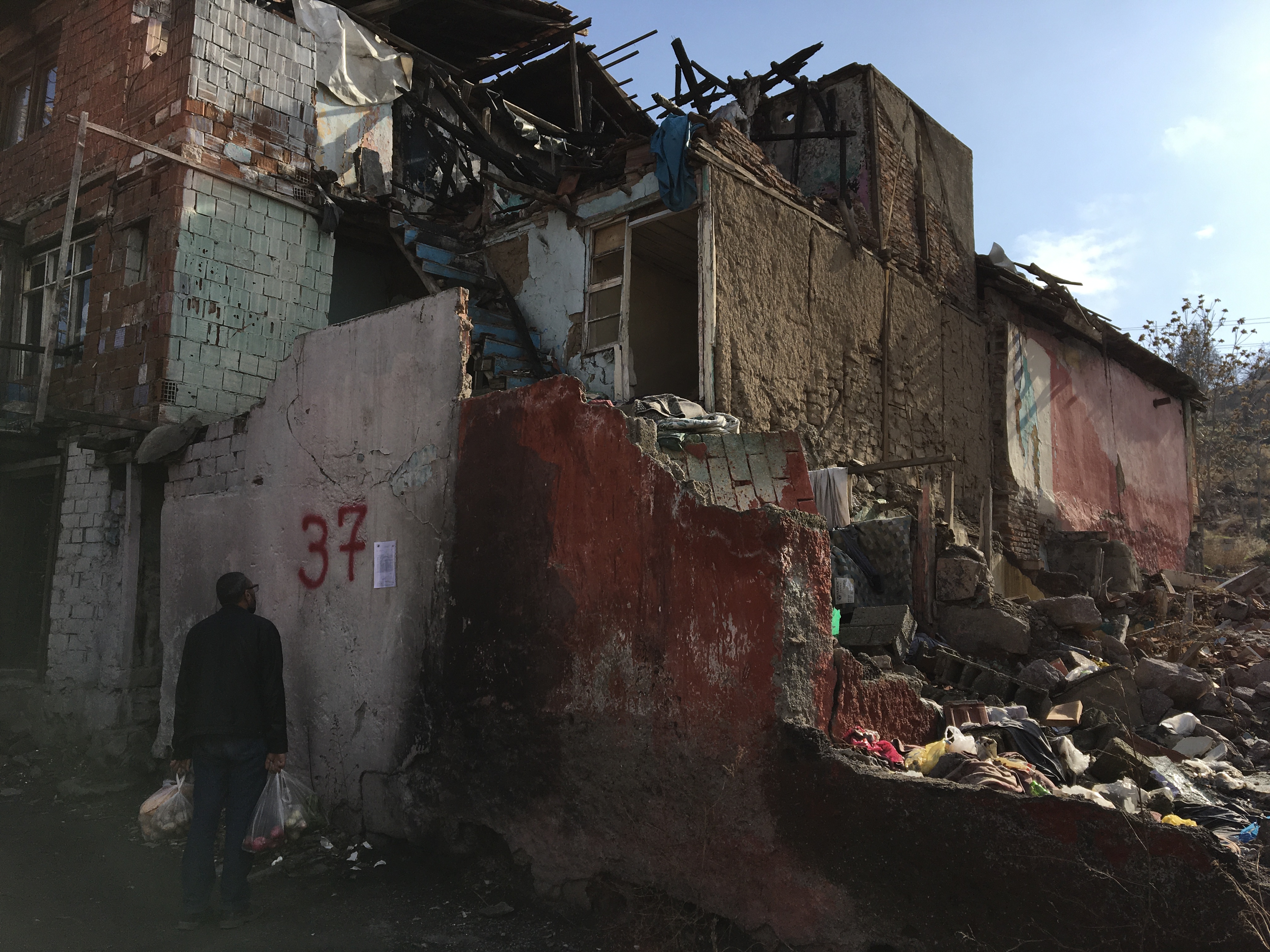 Evacuation and demolition notice for the building located at Atıfbey Mahallesi Sinanpaşa Sokak No: 256