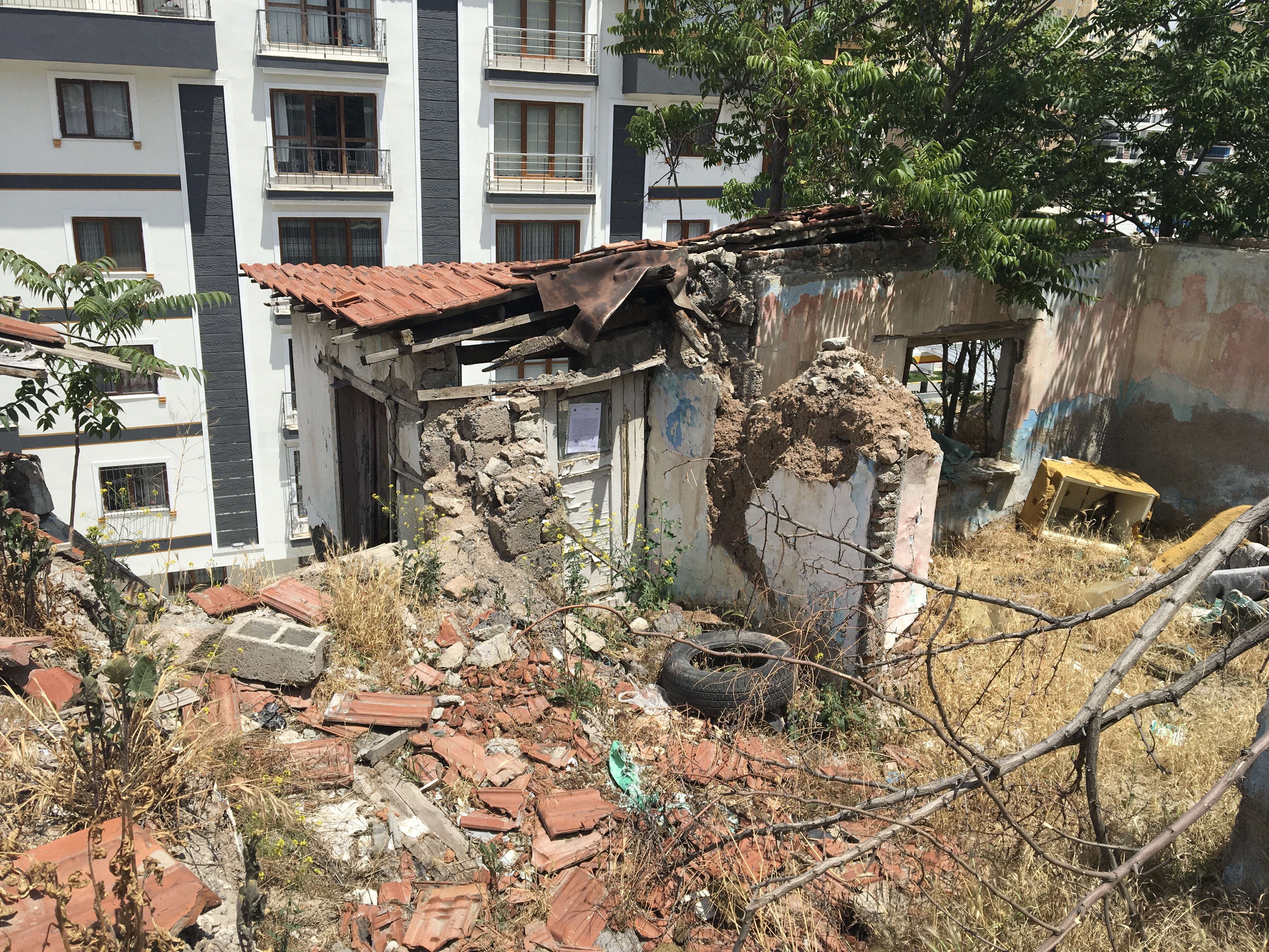 Evacuation and demolition notice for the building located at the address opposite Hacettepe Mahallesi 236 Caddesi No:9