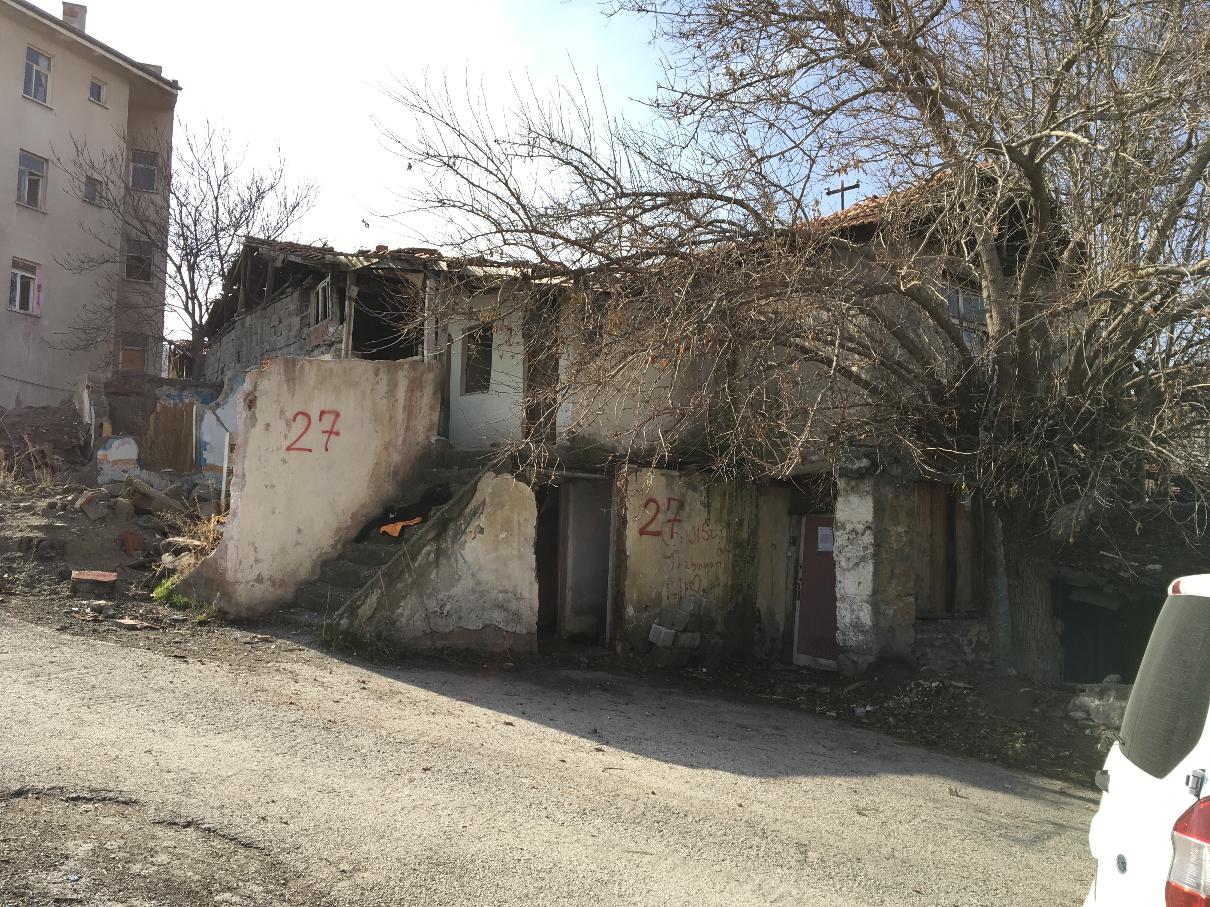 Evacuation and demolition notice for the building located at Atıfbey Mahallesi 120. Sokak