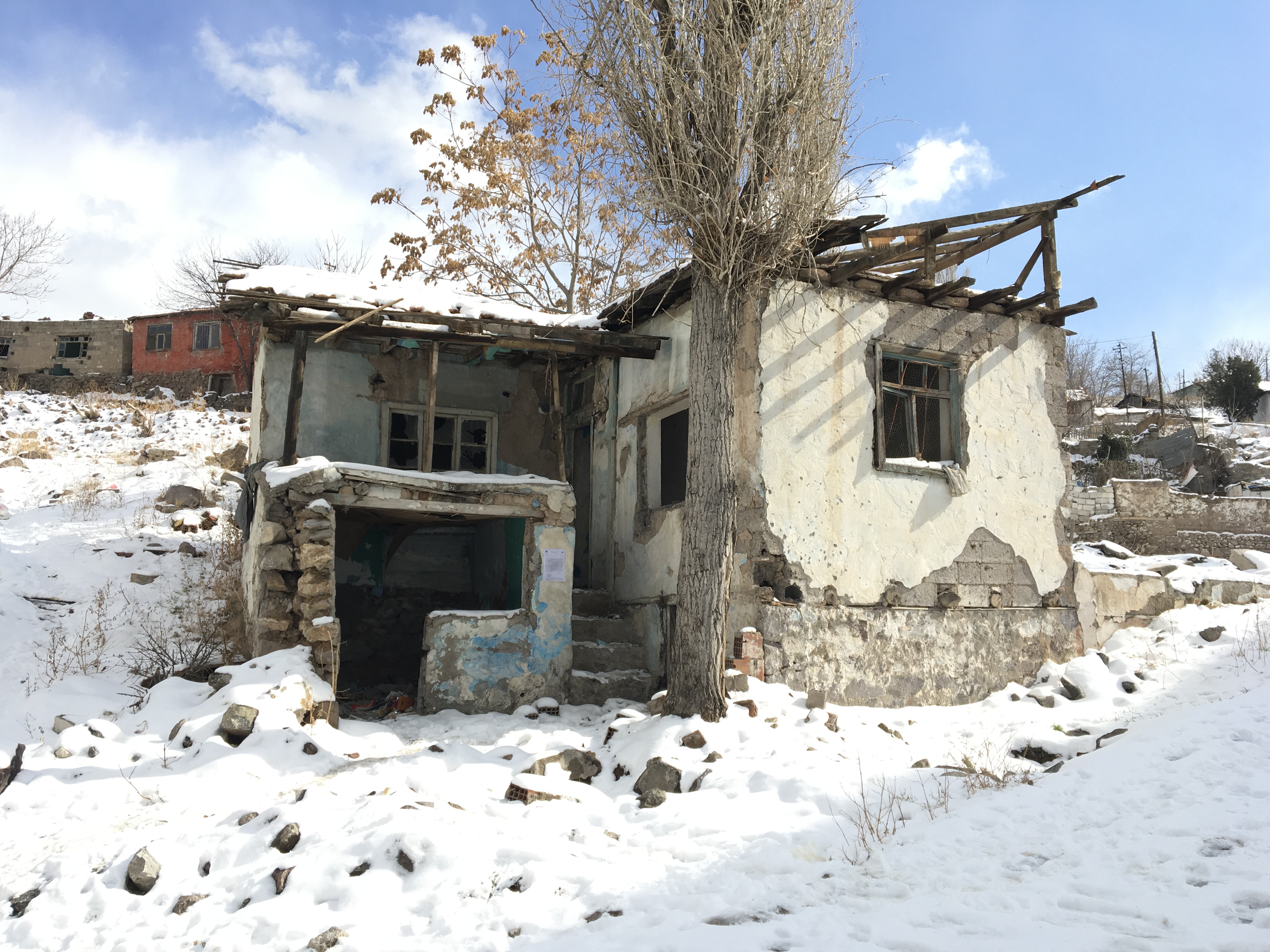 Evacuation and demolition notice for the building located at Gültepe Mahallesi Önsezi Sokak