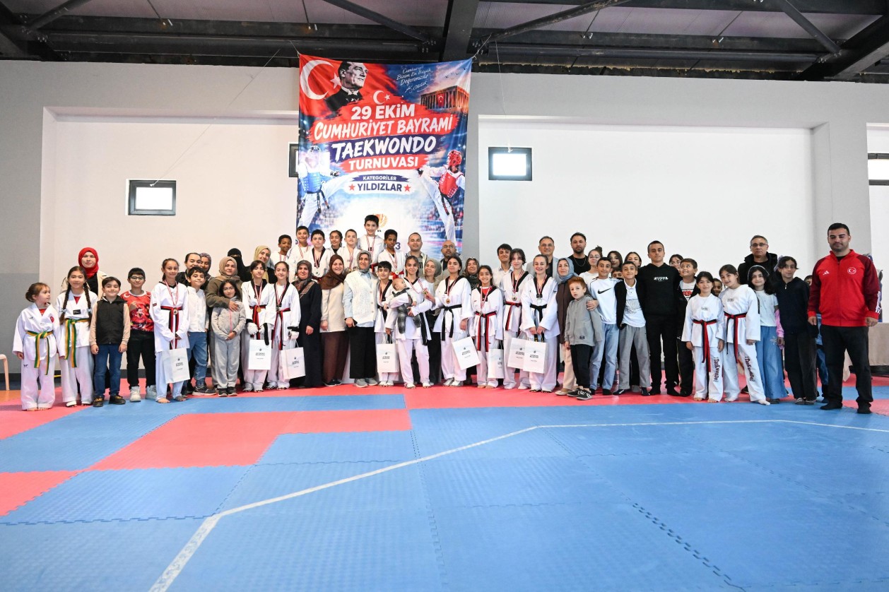 ALTINDAĞDA CUMHURİYET BAYRAMI KUTLAMALARI COŞKUYLA BAŞLADI