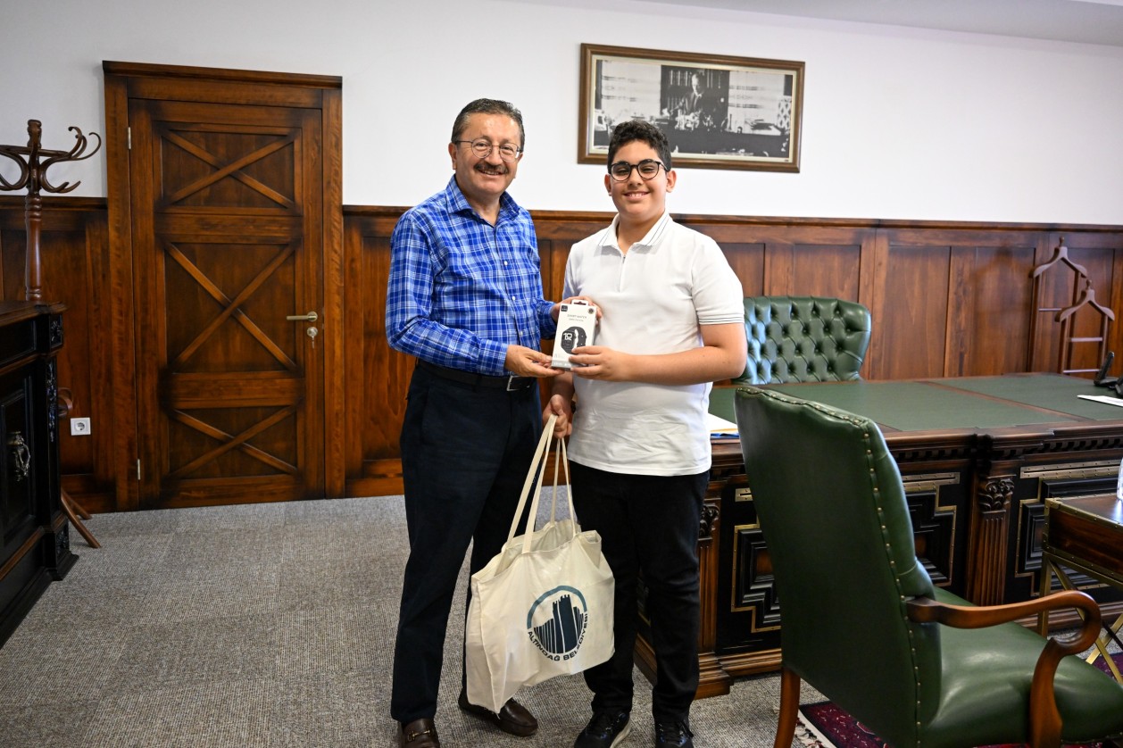 BAŞKAN TİRYAKİ ALTINDAĞLI LGS ŞAMPİYONU’NU TEBRİK ETTİ