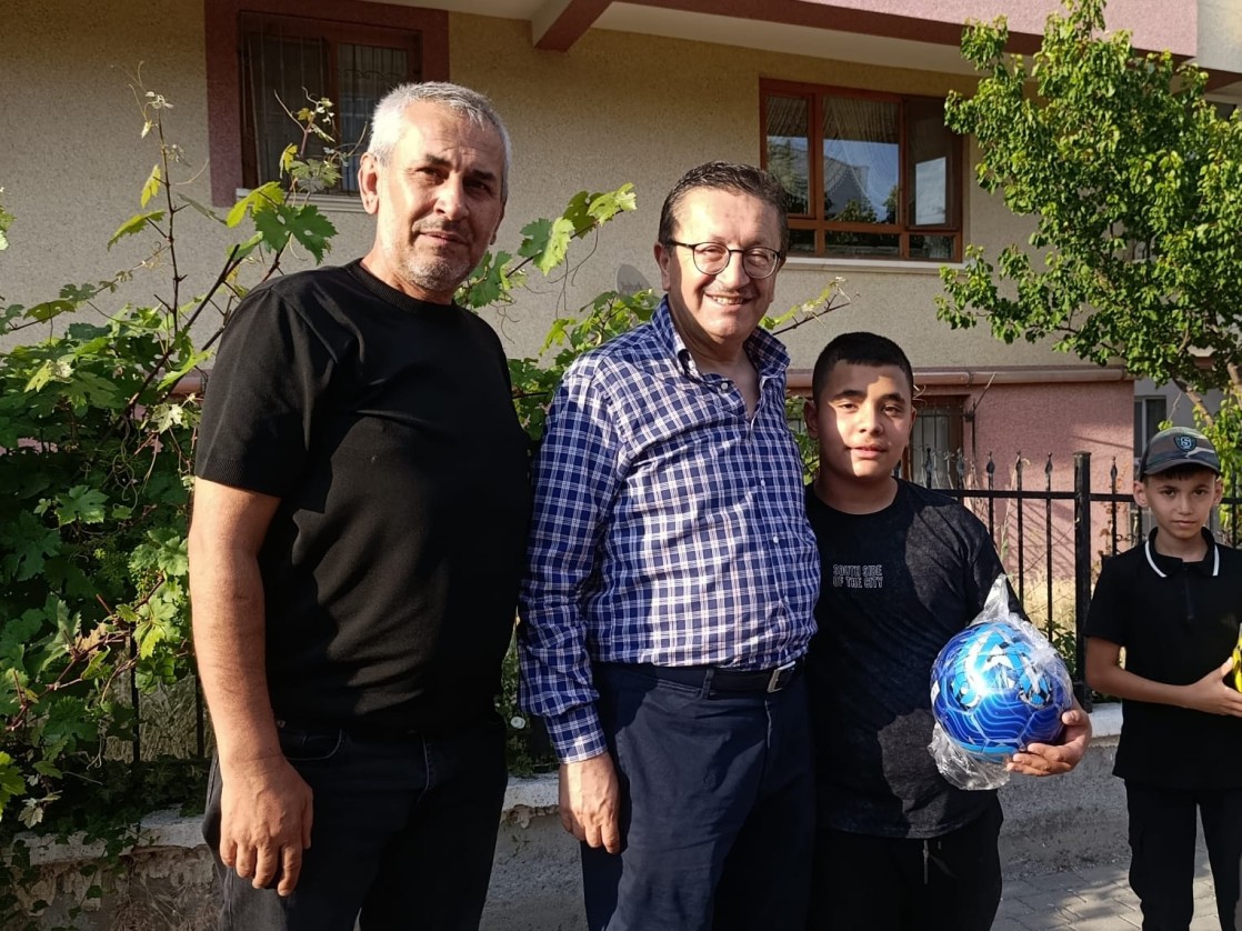 BAŞKAN TİRYAKİ’DEN ALTINDAĞLI ÇOCUKLARA KARNE HEDİYESİ