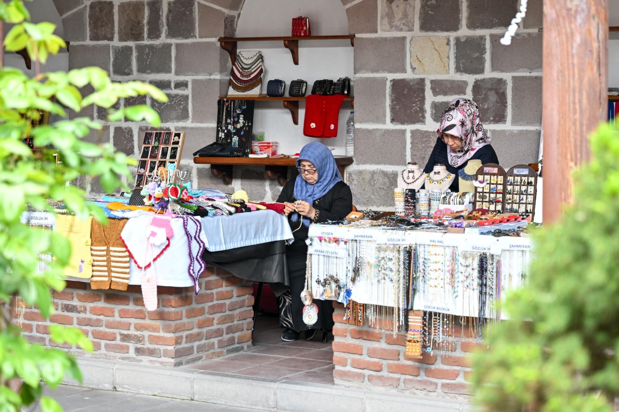 The Mother’s Day Fair has opened at the Handicrafts Sales Market.