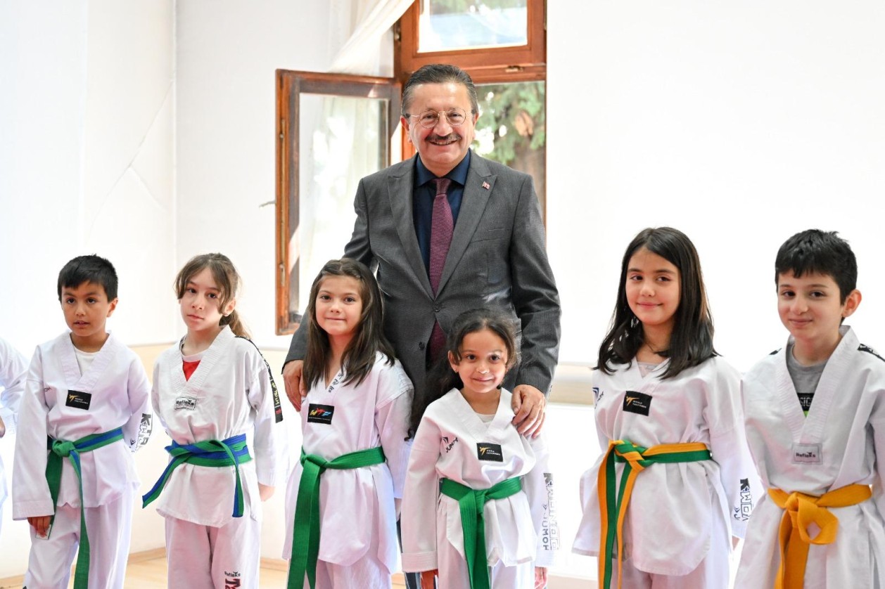 HAYDİ GENÇLER, GENÇLİK MERKEZLERİ’NE!