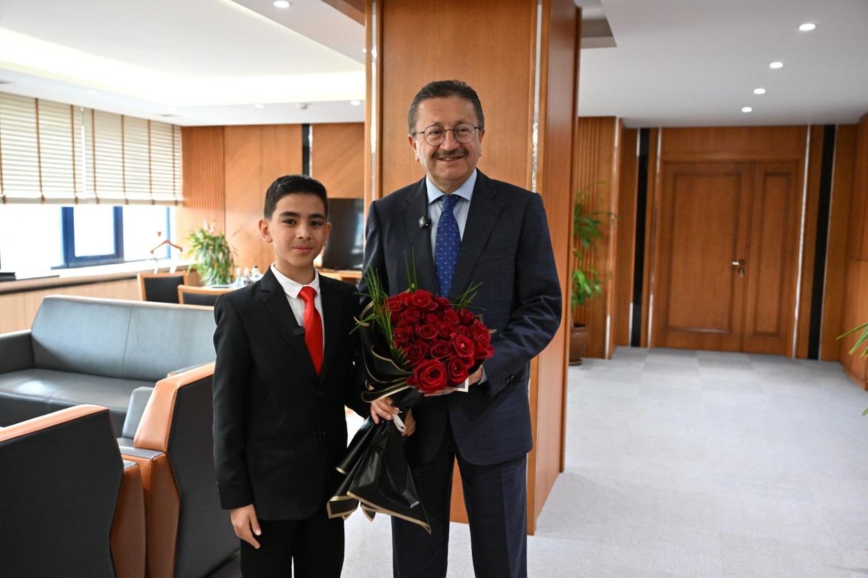 KÜÇÜK BAŞKAN AHMET MAKAMINA OTURDU