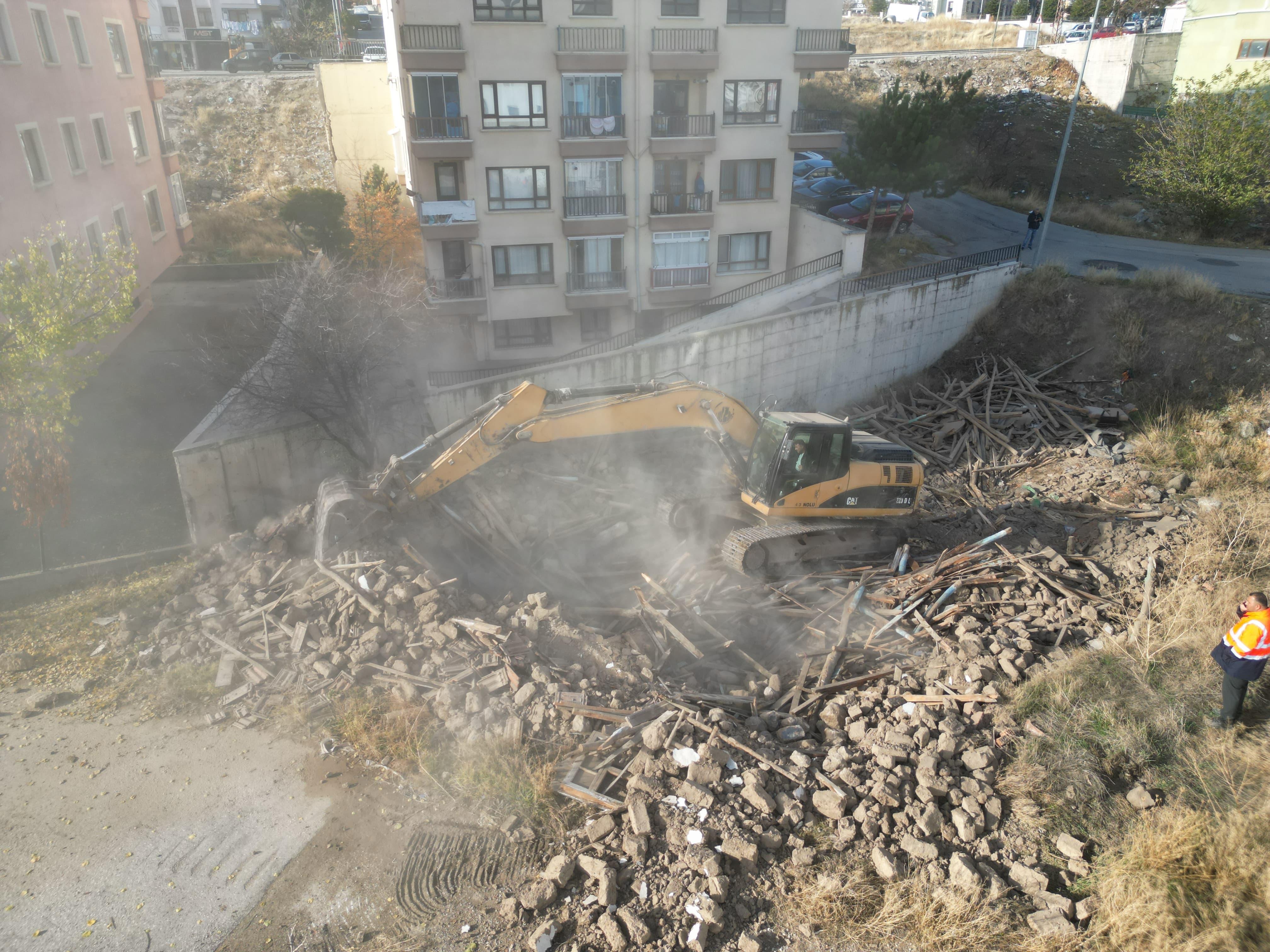 NO PASSAGE TO METRUK BUILDING