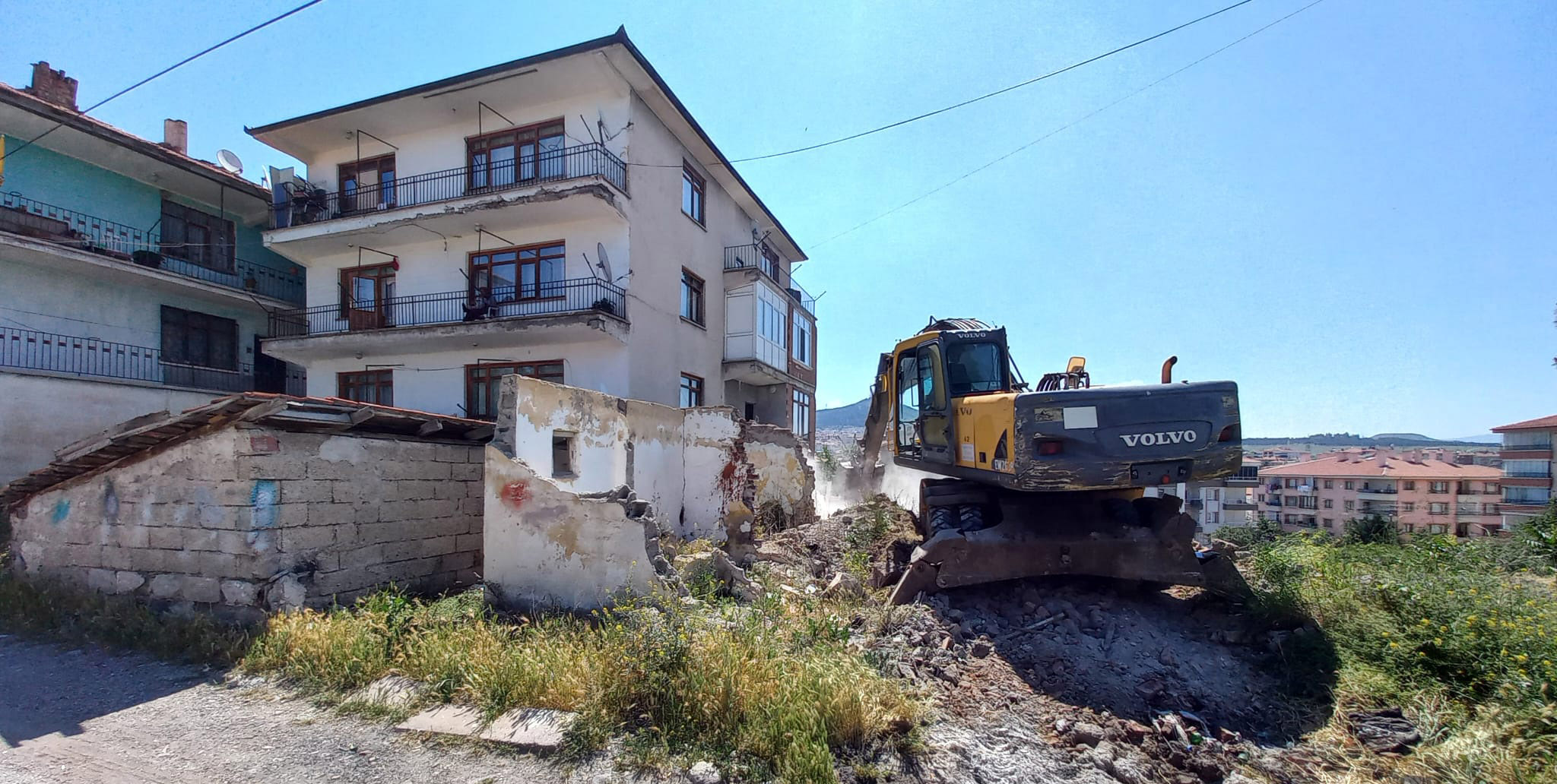 THERE IS NO PASSAGE TO ABANDONED BUILDINGS IN ALTındağ