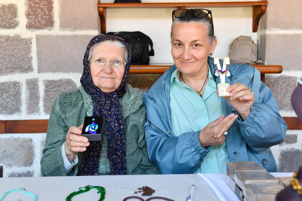 JEWELRY DESIGNER MOTHER AND DAUGHTER IN HAMAMÖNÜ